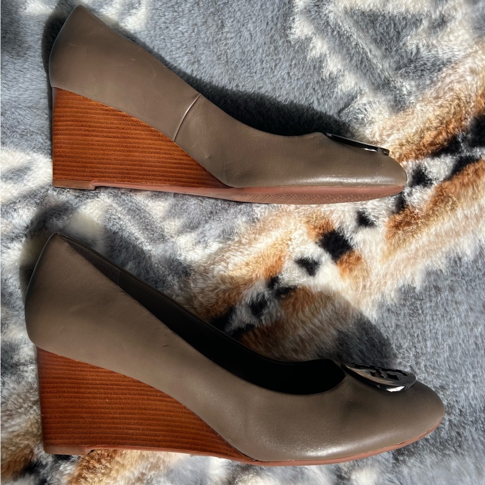 Tory Burch Taupe Leather Wedge Heel Pumps with Silver Emblem. Size 10. - Picture 10 of 10